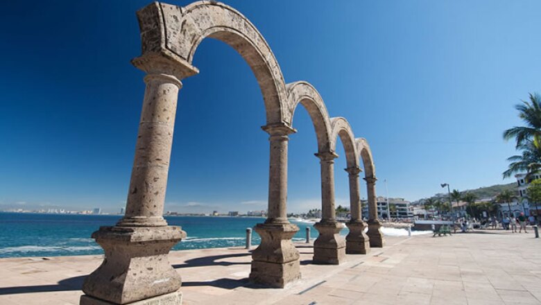 Una de las primeras esculturas que identificaron a Puerto Vallarta: los arcos del malecón.