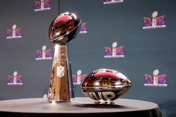 Foto del Trofeo Vince Lombardi junto al trofeo del MVP de 2024.