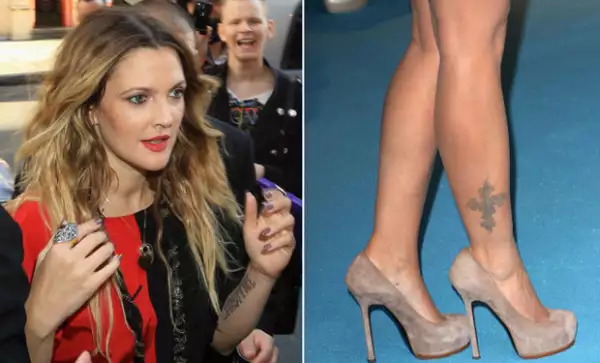 La actríz poco a poco se quito seis tatuajes que tenía.