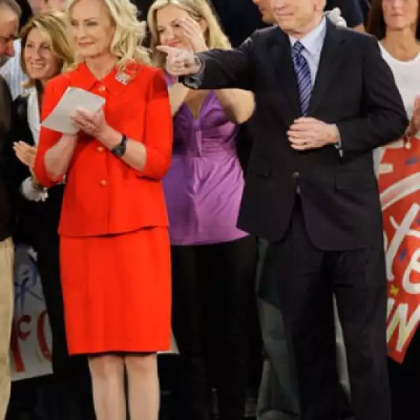 El rojo es un color muy alegre y patriótico que ha utilizado para sus trajes sastre.