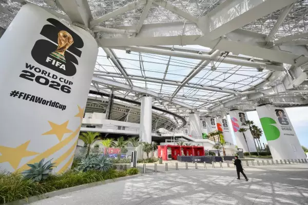 La señalización de la FIFA se ve en el Estadio de Los Ángeles (rebautizado temporalmente como Estadio SoFi) antes de la Copa Mundial de la FIFA 2026 en Los Ángeles el 7 de junio de 2026.