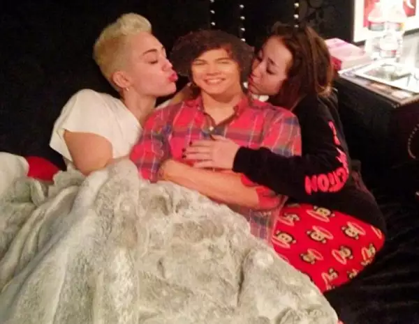 Noah, hermana de la cantante también se unió a la broma.