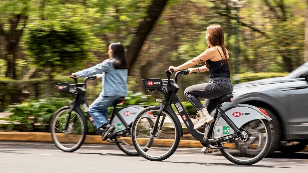 Dos mujeres pasean en bicicletas de Ecobici por la CDMX.