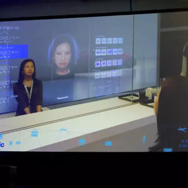 El espejo virtual de Panasonic permite al usuario verse con distintos estilos de maquillaje antes de ponerlos en su rostro.