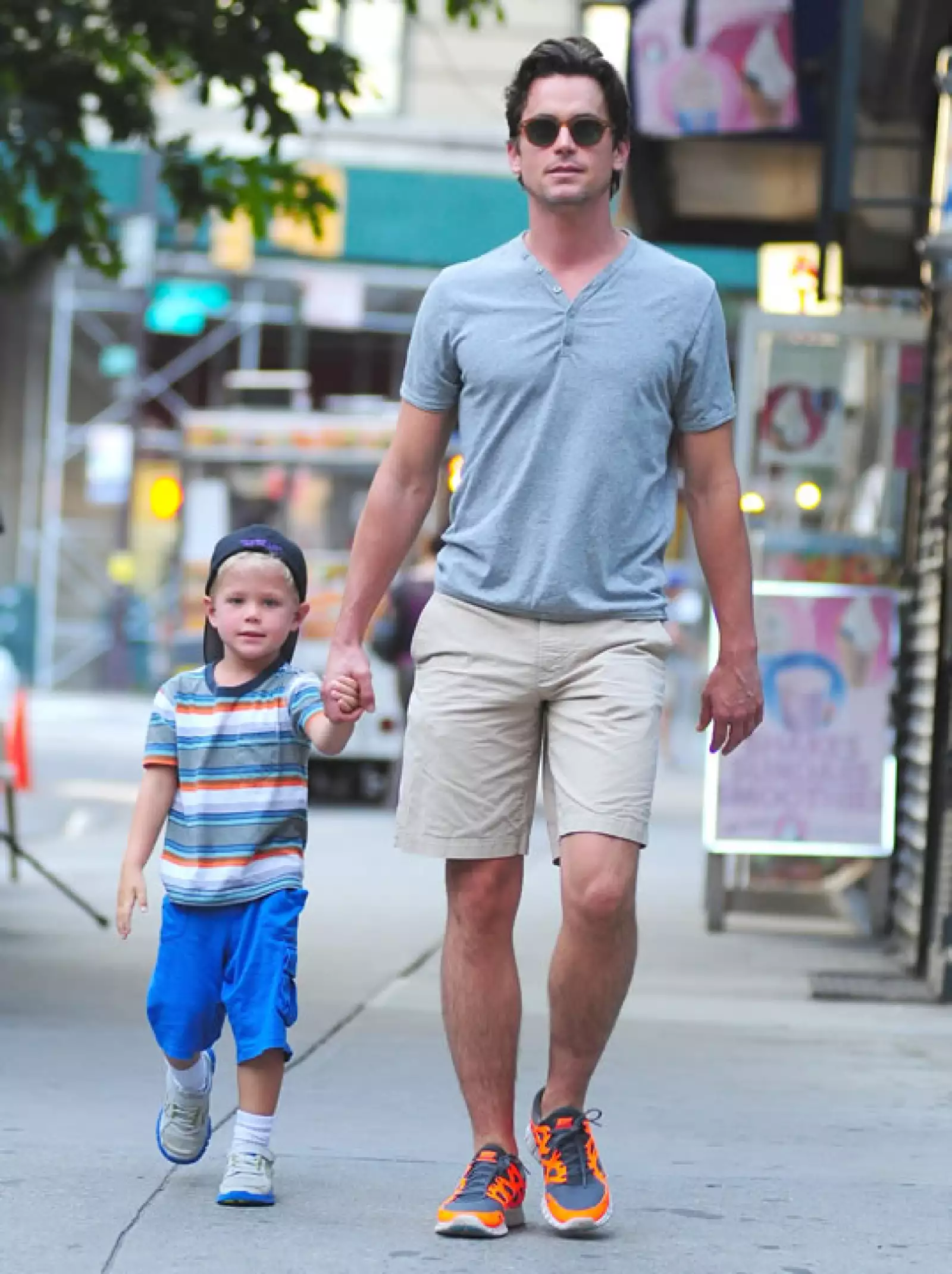 Matt Bomer luce atractivo en su faceta como papá. Aquí con su hijo Kit durante un paseo por Soho, Nueva York.