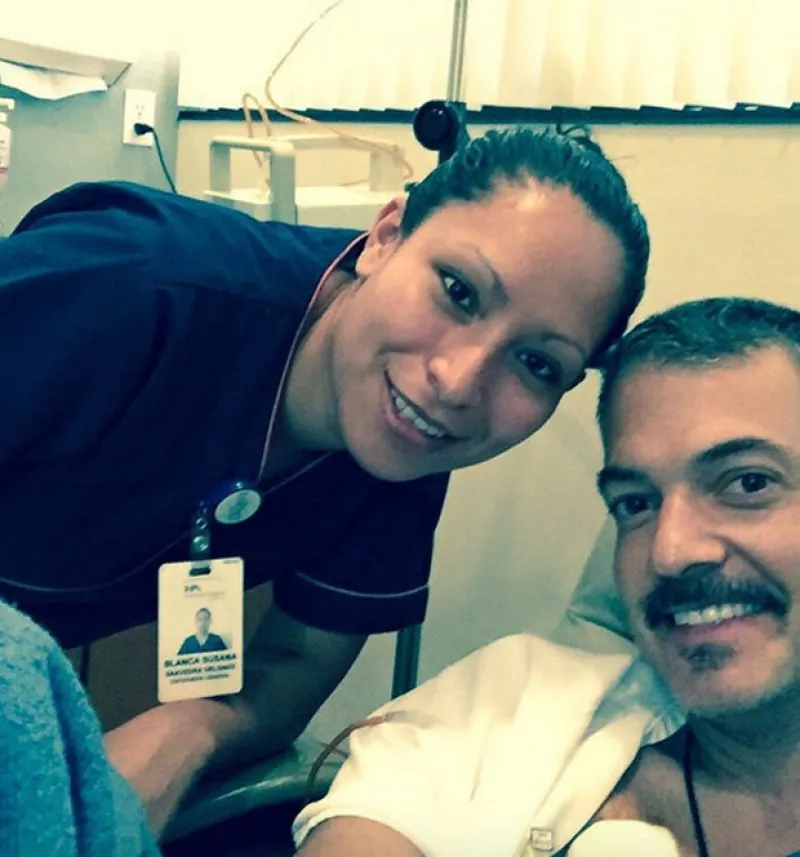El conductor argentino compartió con sus seguidores una imagen donde aparece recibiendo tratamiento por el cáncer que lo aqueja desde hace varios años.