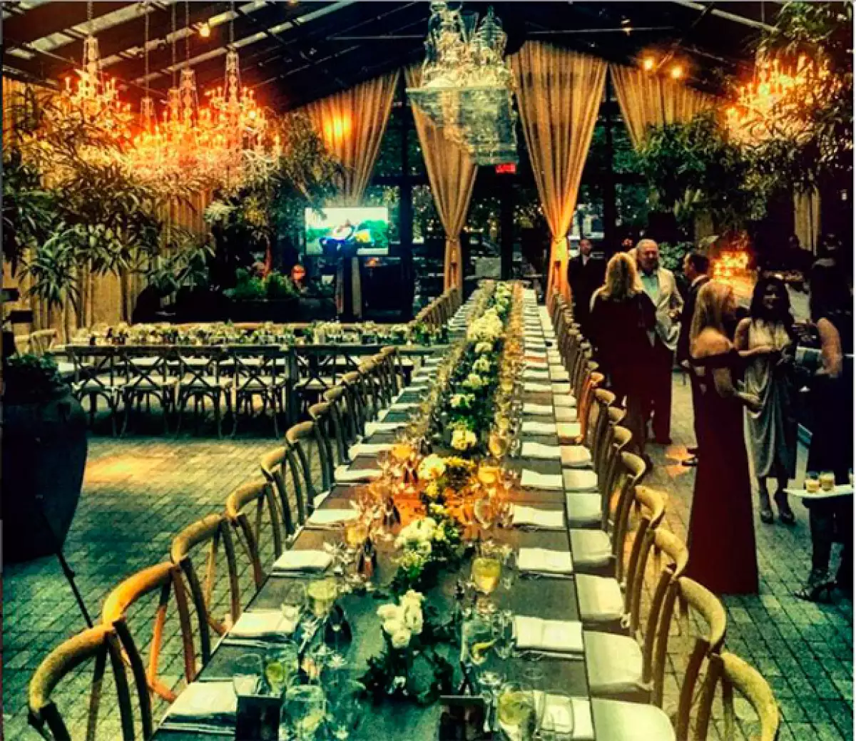 Thalía junto a sus amigas Dee Ocleppo y Louise Camuto.