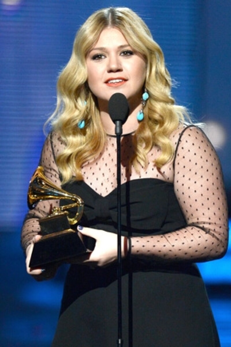Kelly se emocionó tanto por ganar un premio que hastadijo que su prometido se veía muy `sexy´.