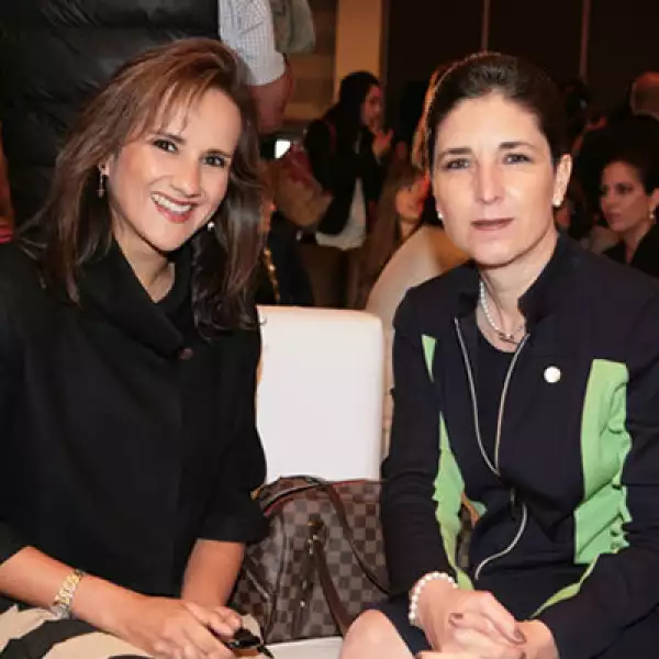 Carmina Abad, directora general y presidenta del consejo de administración de Metlife México, con Cecilia Vega. (der.)