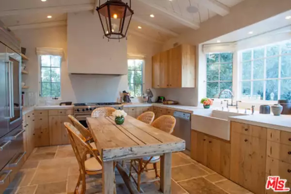 La construcción está dividida en dos casas unidas por un camino de piedra.