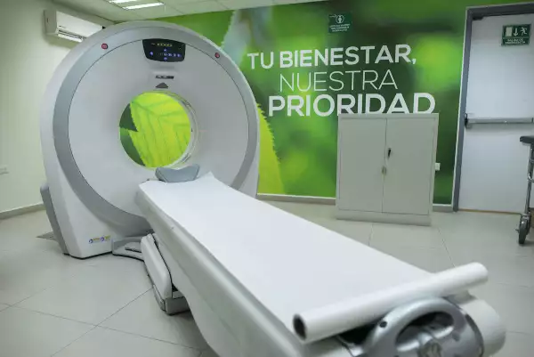 Fotografía de las instalaciones de una clínica de Salud Digna en la que resalta un equipo de tomografías.