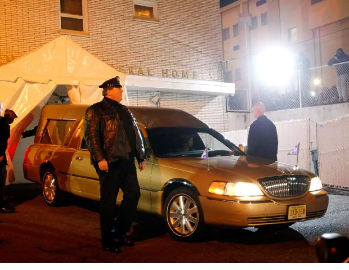 Los restos de Houston fueron trasladados desde California hasta el aeropuerto Teterboro.