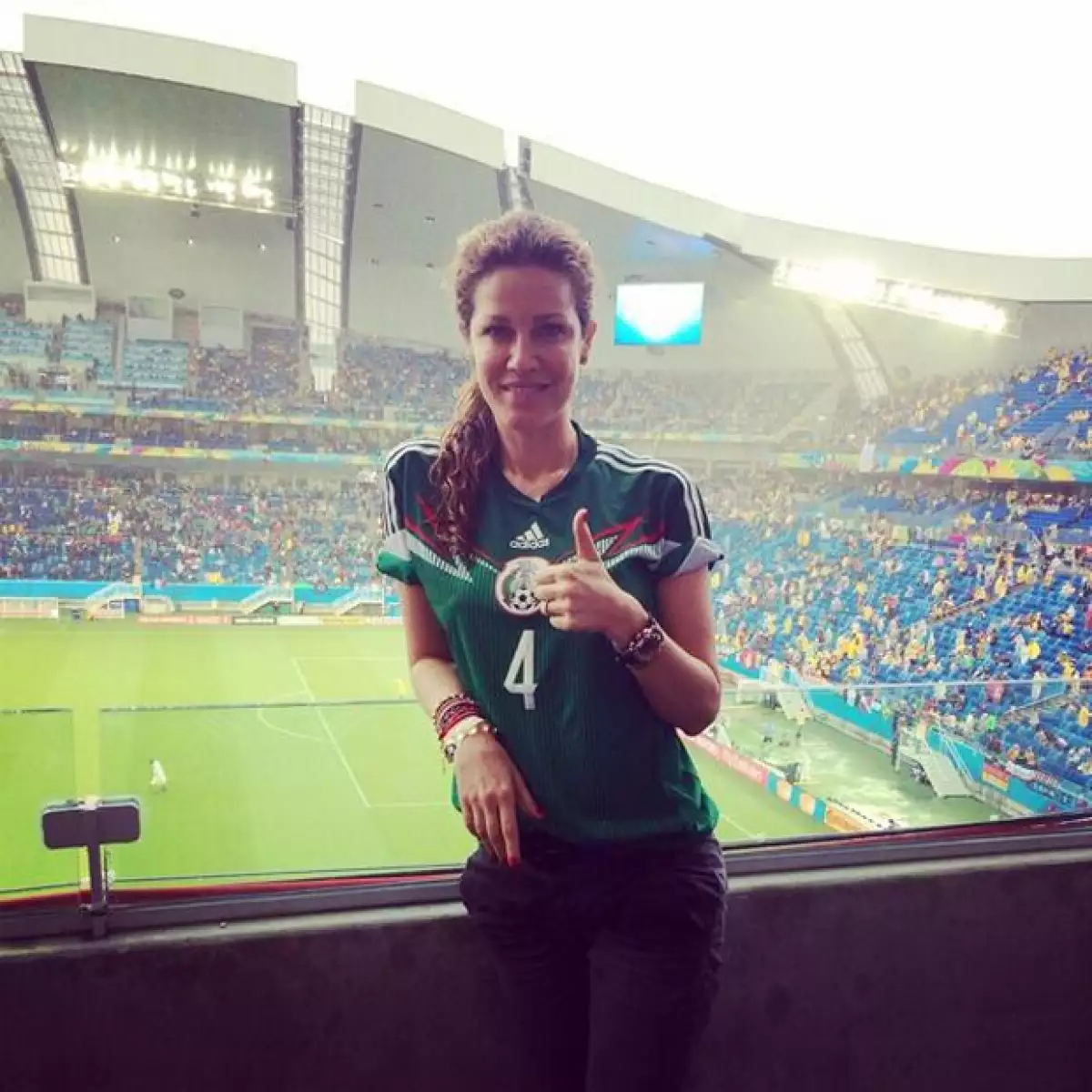 Jaydy Michel reportando desde el mismísimo estadio.