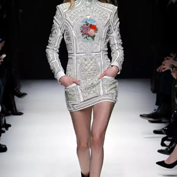 Bordados y calados se unen en forma de ceñidos minivestidos.