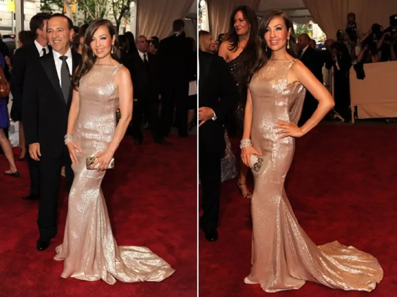 Con un sexy vestido de Brian Reyes en el color de la noche, el nude metálico, la actriz y cantante mexicana demostró que su sentido de la moda está en perfecto estado.