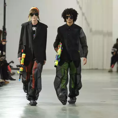 Con toques punk, Anderson reinventa los clásicos de Dior en la Semana de la Moda masculina de París