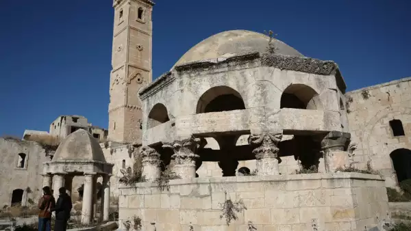 La gente recorre la gran mezquita de Maaret al-Numan, en la provincia siria de Idlib, en el noroeste de Siria, el 1 de diciembre de 2024.