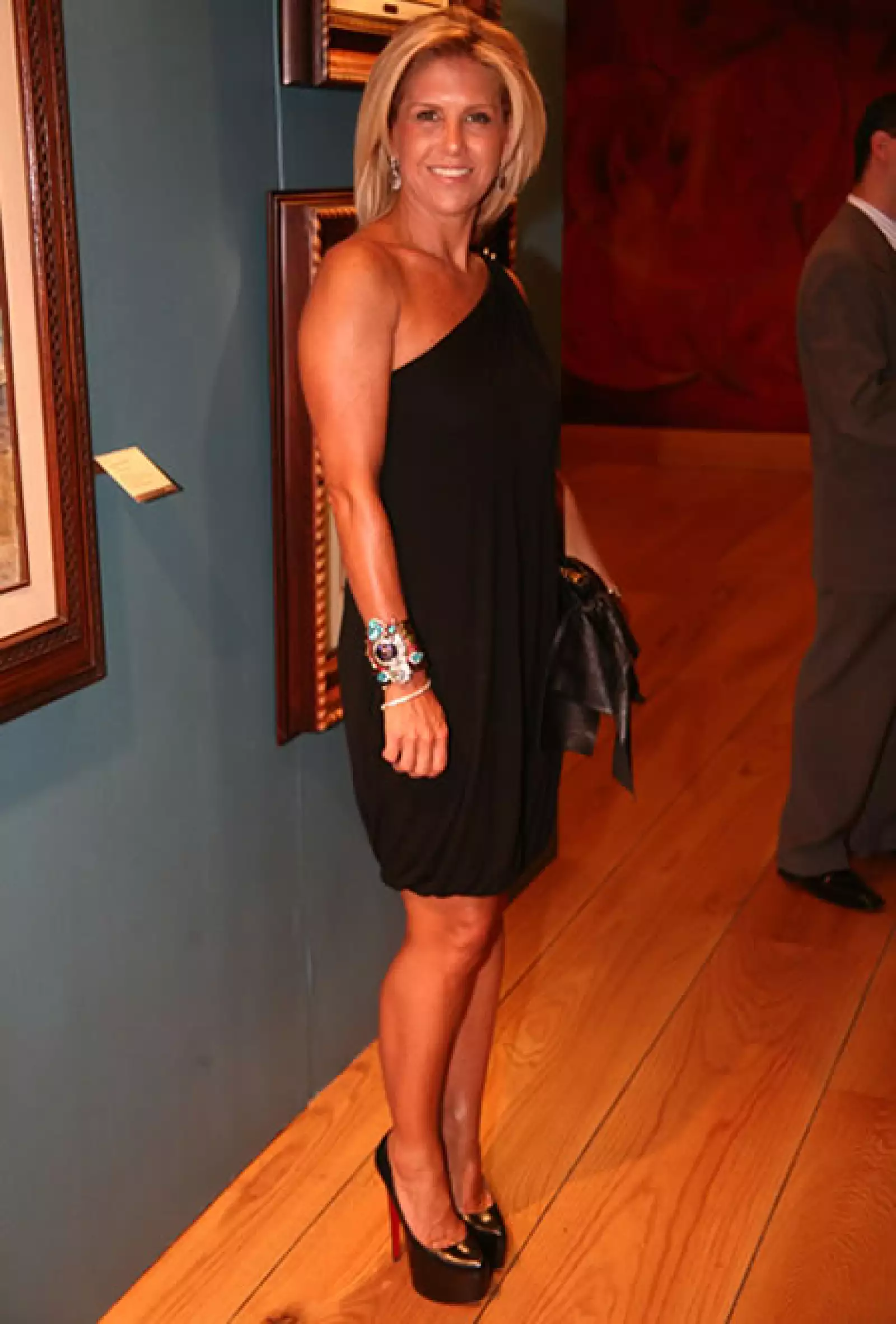 Luciendo un `little black dress´ con un hombro descubierto, un comodín para cualquier evento.