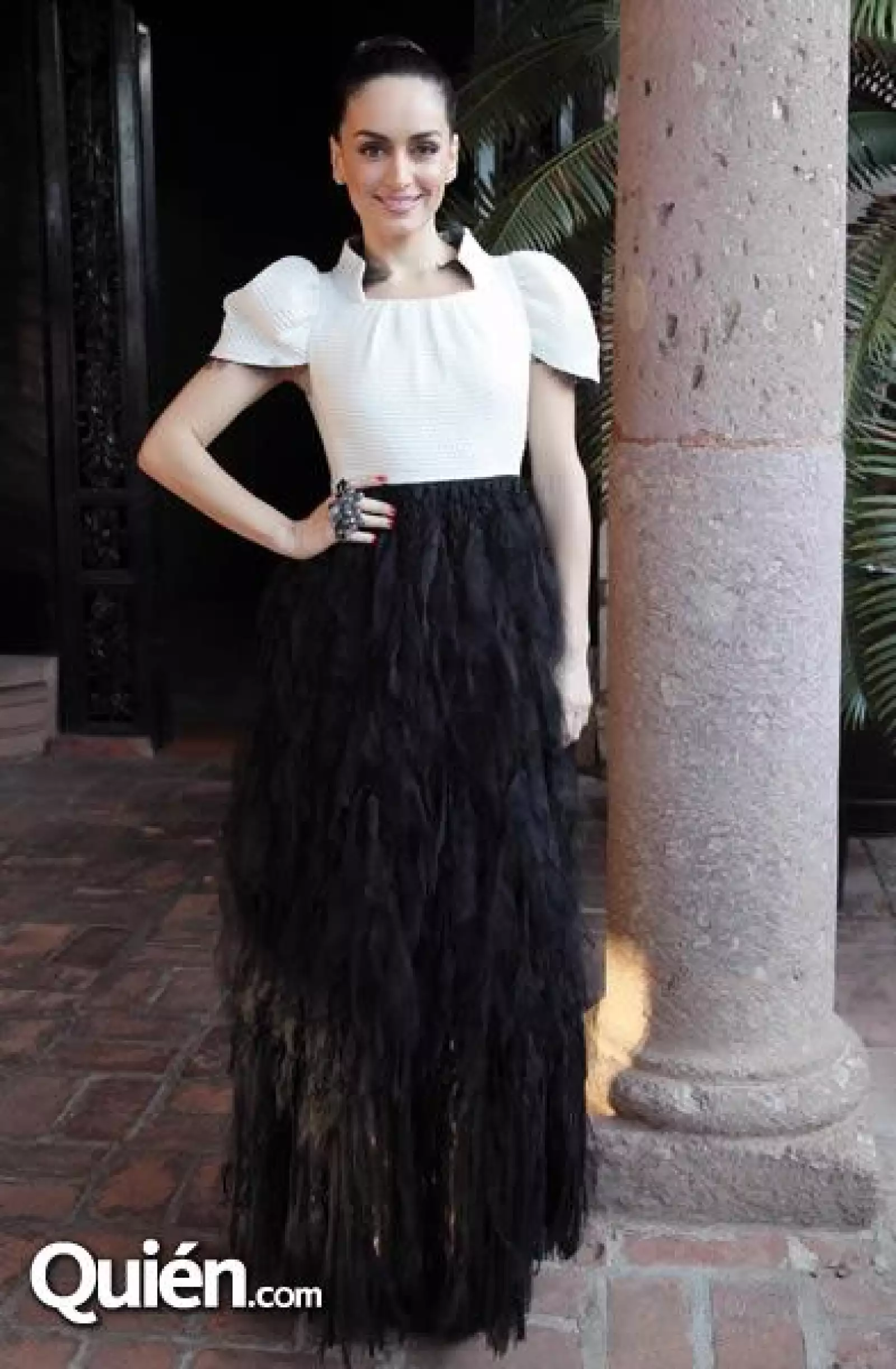 Ana de la Reguera con un vestido Chanel blanco con negro.