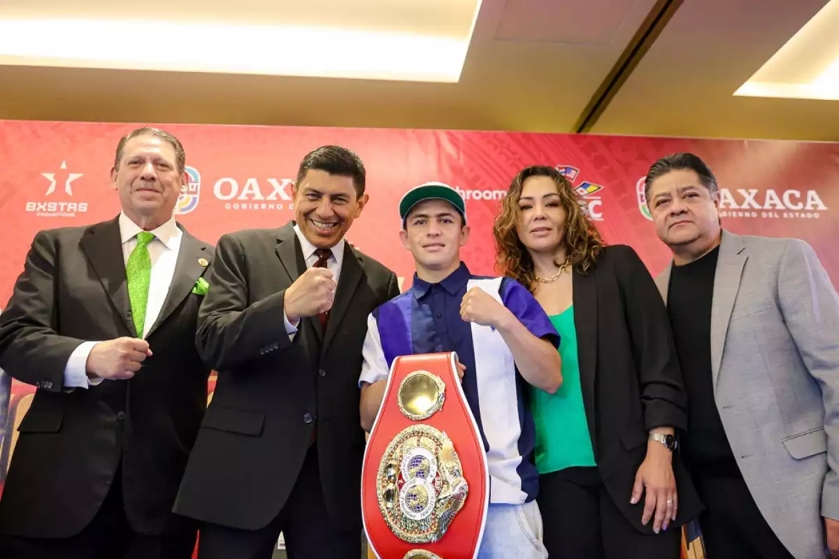 Fotografía en la que aparecen Héctor Sulaimán, vicepresidente del Consejo Mundial del Boxeo; Salomón Jara Cruz, gobernador de Oaxaca; Adrián “Gatito” Curiel, campeón mundial minimosca de la FIB; Jackie Nava, excampeona mundial de peso gallo y Alejandro Brito, director de Operaciones de Matchmaker BXNGSTRS.