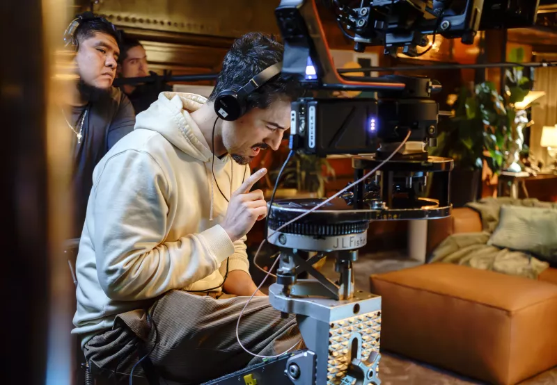 Luis Gerardo Méndez en el set de Technoboys. 