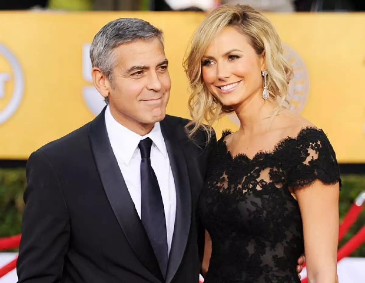 Stacy Keibler es la última adquisición del conocido playboy, y con su amazónica belleza luce espectacular en todo evento al que la lleva.