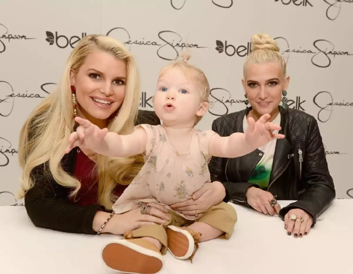 La hija de 11 meses de Jessica Simpson regaló a los fotófrafos y a los fans de su mamá esta linda postal en la que extiende sus brazos para dar un abrazo.