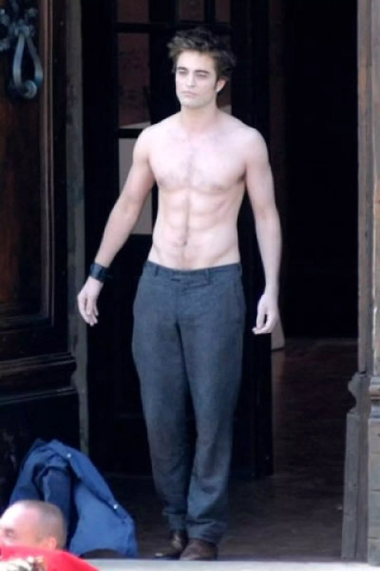 Las últimas fotos de Rob durante la filmación de Luna Nueva en Italia han dado la vuelta al mundo pues muestra su torso desnudo, el cual se ve muy bien marcado.