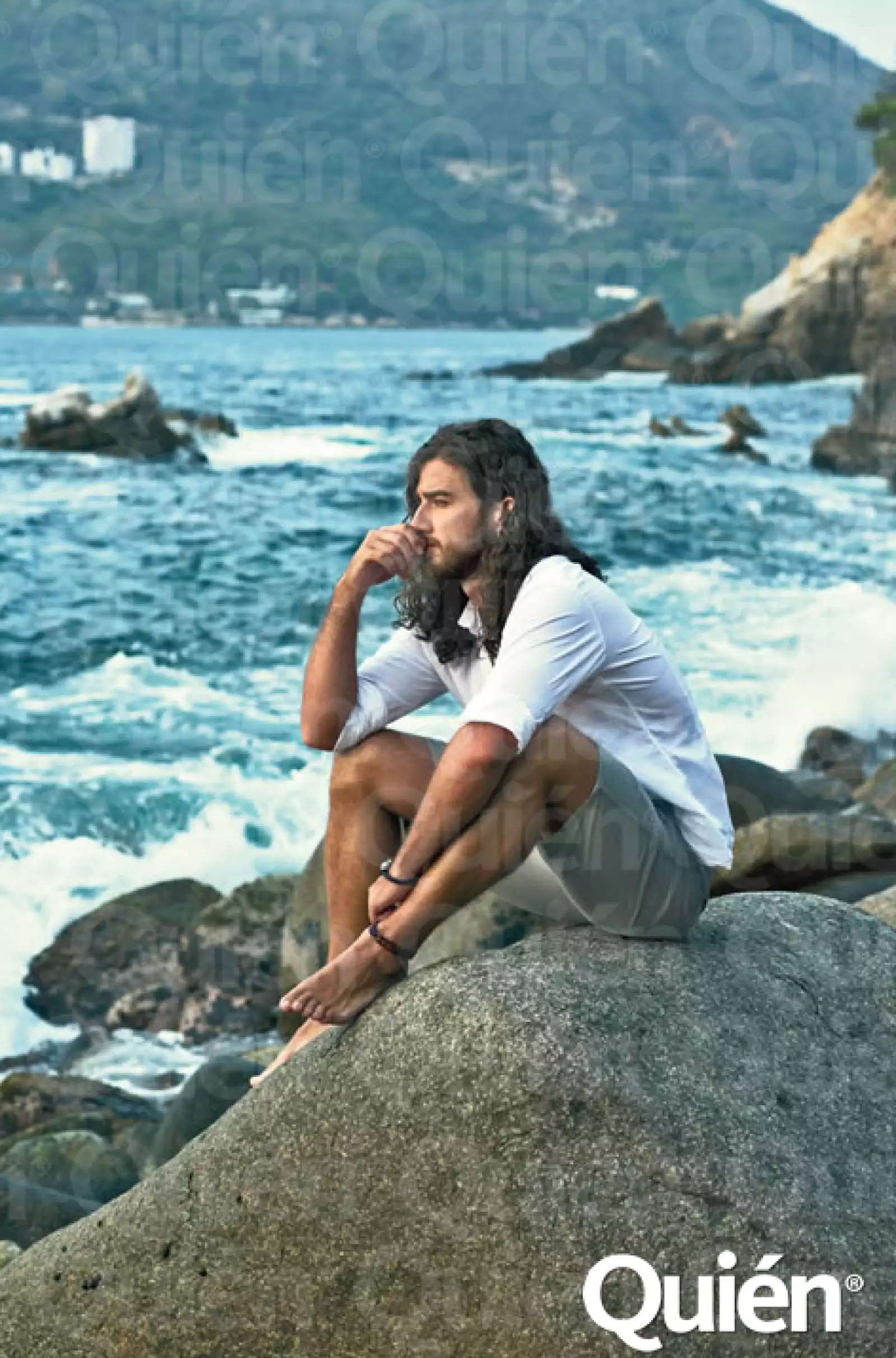 José Luis Badalt (Camisa: The Gigi, en Silver Deer. Shorts: Banana Republic.)