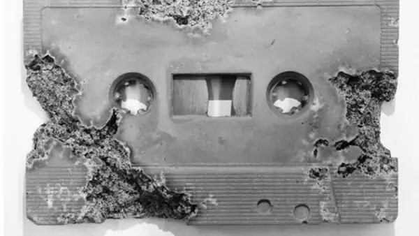 Daniel Arsham (usuario en Twitter: ‏@DanielArsham) Si a ti la pintura no te encanta pero la escultura te enloquece te recomendamos que sigas en Twitter a Daniel. Además de conocer su obra, podrás s...