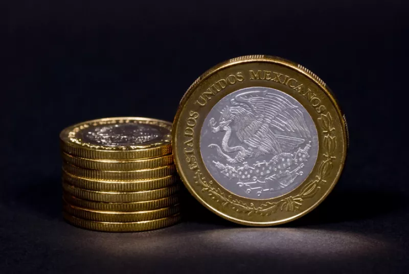 Monedas de 10 pesos apiladas