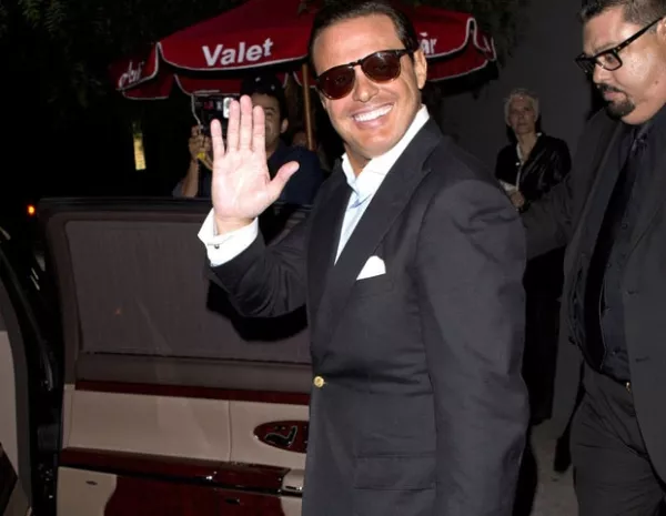 Tras romper récords en 60 conciertos en el Norte y Sur de América, el cantante mexicano dio a conocer nuevas fechas en su gira "The Hits Tour 2012-2013".