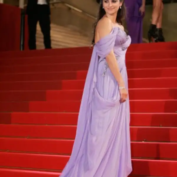 Penélope Cruz lució muy guapa con este vestido estrapless en color lila para la presentación de la película "Los Abrazos Rotos".