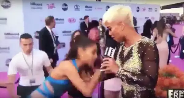 Ariana no se cayó gracias a la ayuda de la reportera, quien le dio la mano.