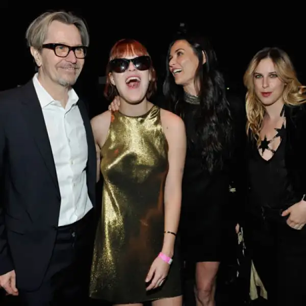 Gary Oldman sentado al lado de la familia Moore Willis, con quien posteriormente posó para las cámaras.