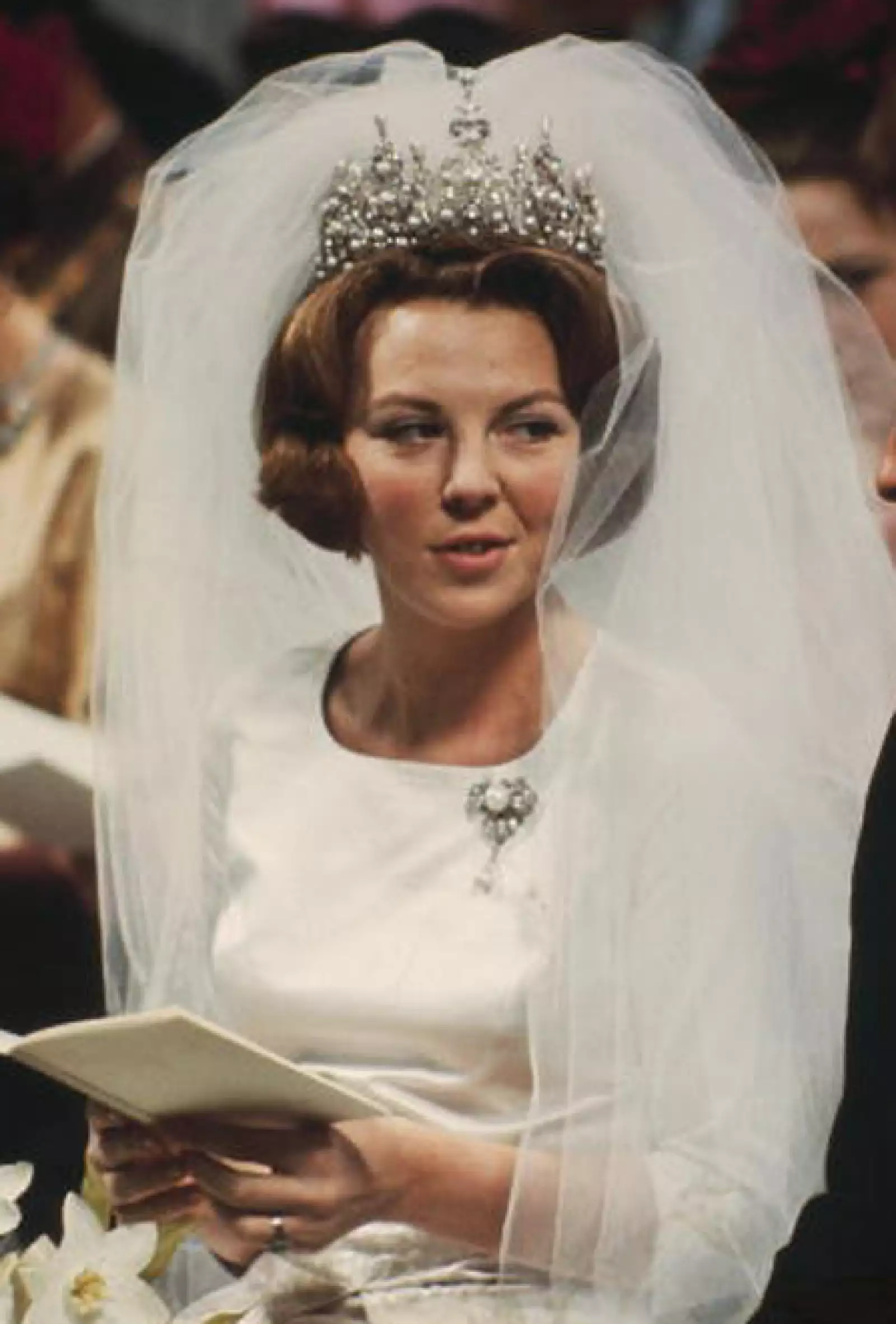 La tiara de perlas fue hecha por Sophie de Württemberg en 1839, el mismo año que se casó con el rey Guillermo III. Esta tiara solo ha sido utilizada por las reinas reinantes y por lo tanto Beatrix de Holanda la utilizó el día de su boda en 1966.