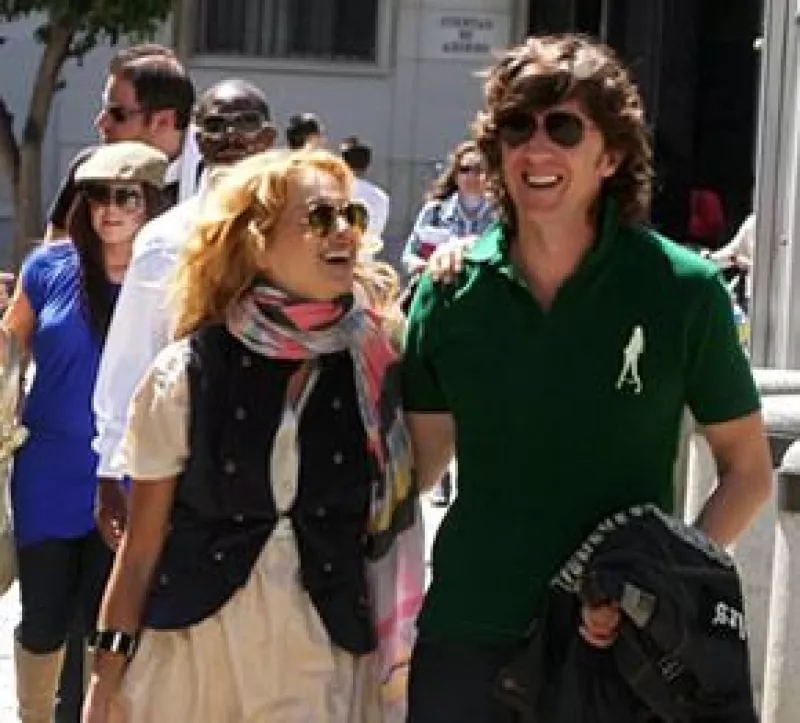 Durante el estreno del musical A de Nacho Cano en Madrid, La Chica Dorada aseguró que después de su nuevo disco llegará el primer niño con su esposo ‘Colate’.