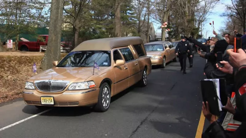 seguidores de houston ven pasar la carroza funebre con sus restos