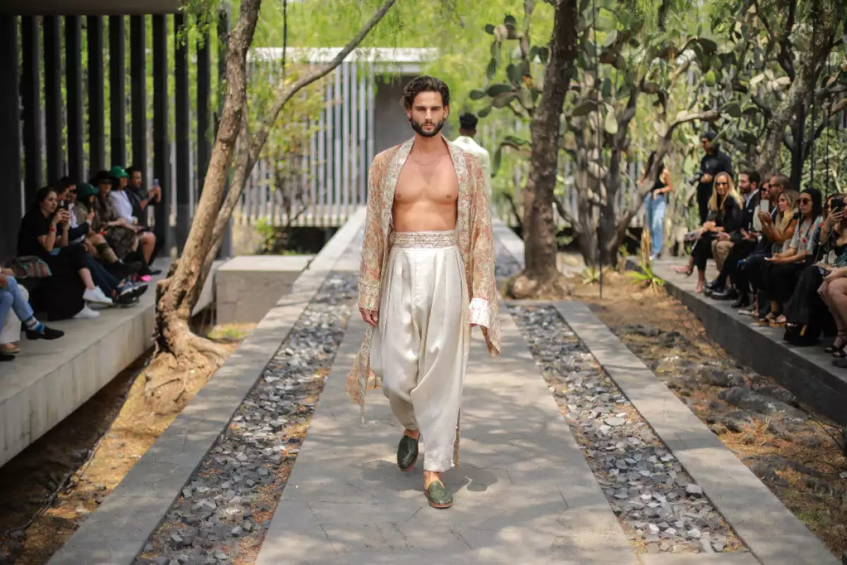 Foto de un modelo en la pasarela de Fashion Week México 2022 con el trabajo de la diseñadora Daniela Villa en el Museo Anahualcalli.
