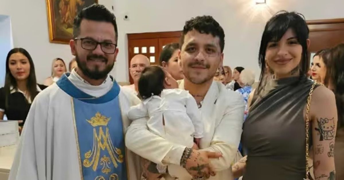 Revelan foto inédita de Christian Nodal y Cazzu en un bautizo antes de terminar su relación