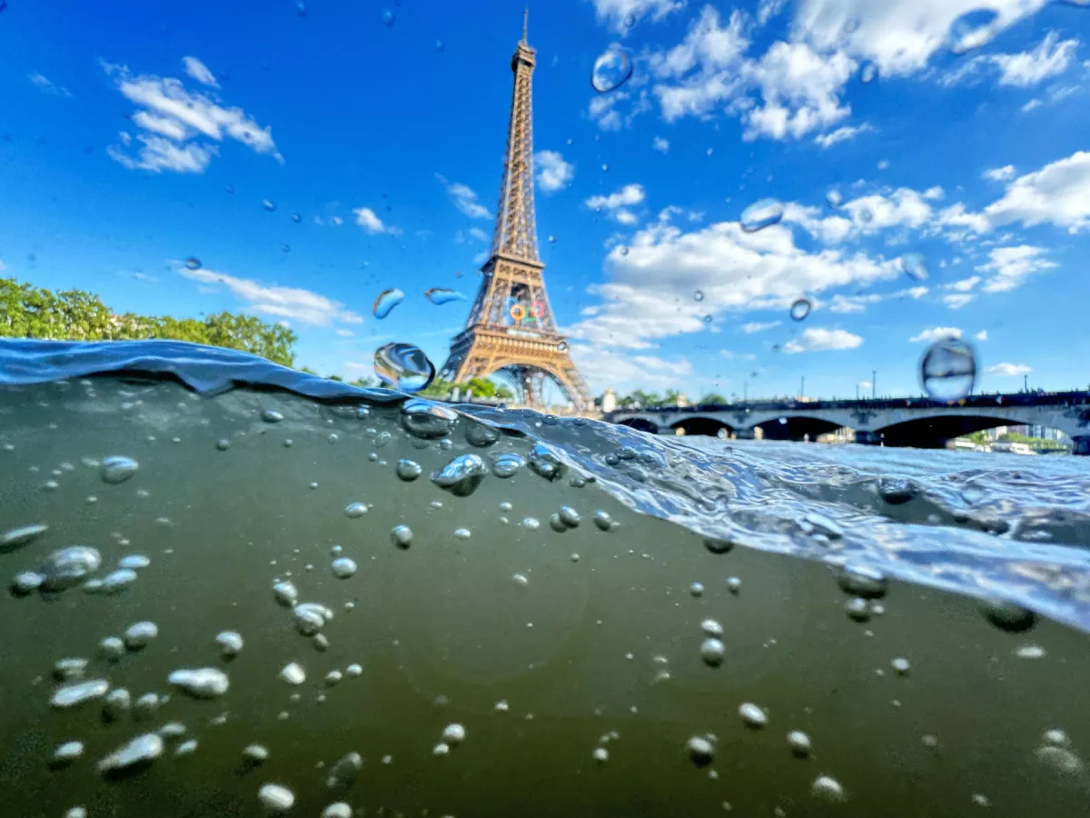 La Torre Eiffel se ve desde el agua del río Sena mientras el ensayo de la ceremonia de apertura de los Juegos Olímpicos se pospone en medio del clima lluvioso.