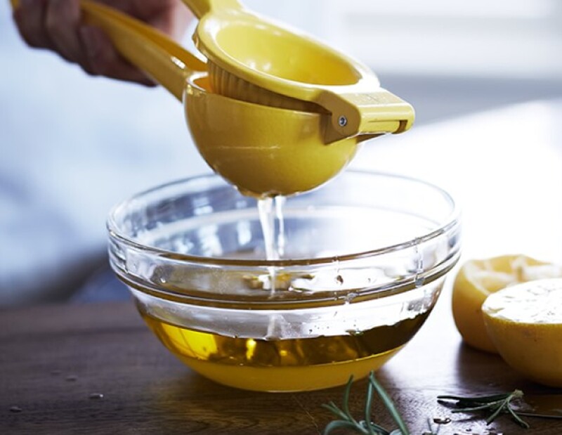 Las manchas amarillas en una camisa pueden ser un dolor de cabeza. Una de las maneras que puedes solucionar el problema es con una solución a base de jugo de limón.