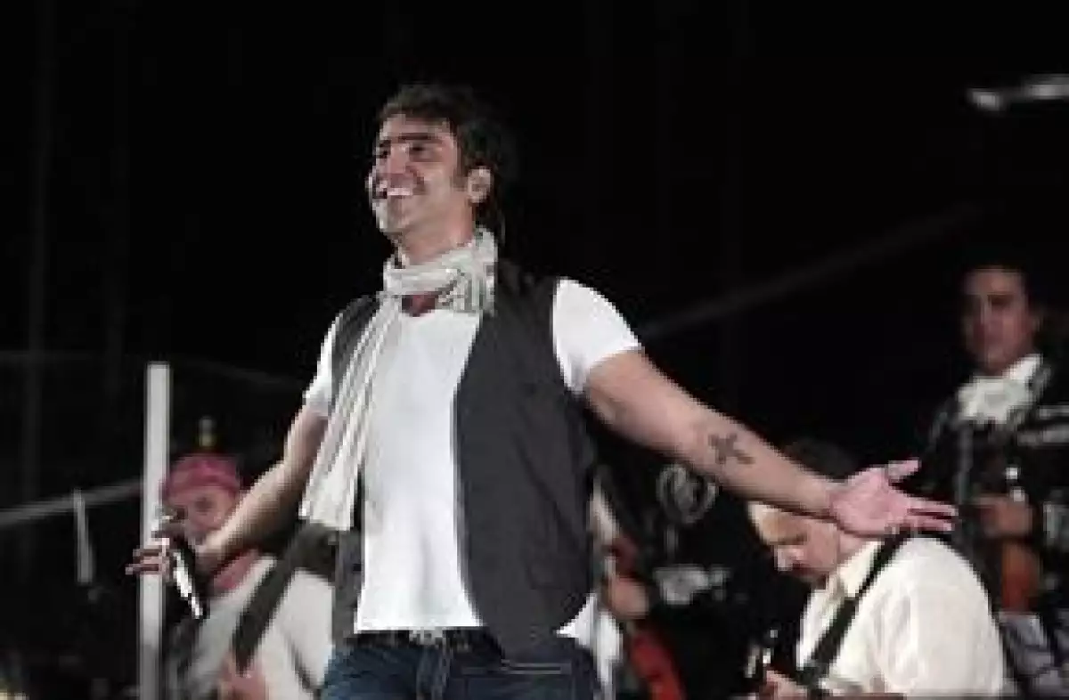 Pese a una fuerte lluvia que provocó un retraso de casi una hora, el macro concierto al que convocó Alejandro Fernández se convirtió en un derroche de talentos.