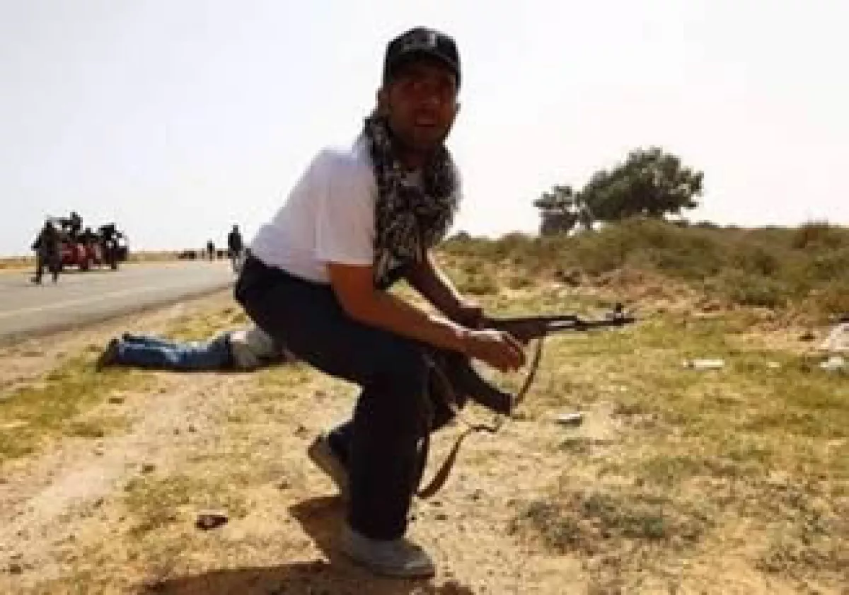 Las tropas Moammar Gadhafi revirtieron este martes el avance hacia el oeste de los rebeldes libios. (Foto: Reuters)