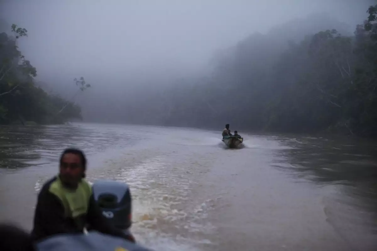 La gente navega por el río Shiripuno, un afluente del río Cononaco, en el Parque Nacional Yasuni, Ecuador, el 30 de julio de 2023. El pequeño pueblo de Bameno, a orillas del río Cononaco y hogar de unas 200 personas, se opone a las actividades extractivas para defender el Parque Nacional Yasuni, una de las reservas de la biosfera más diversas del mundo.