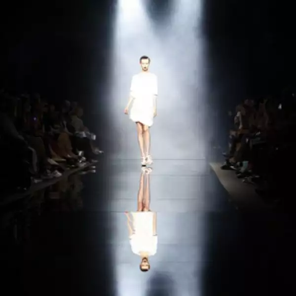 Una modelo durante la presentación de la colección Primavera- Verano 2010 en la Semana de la Moda en Milán.