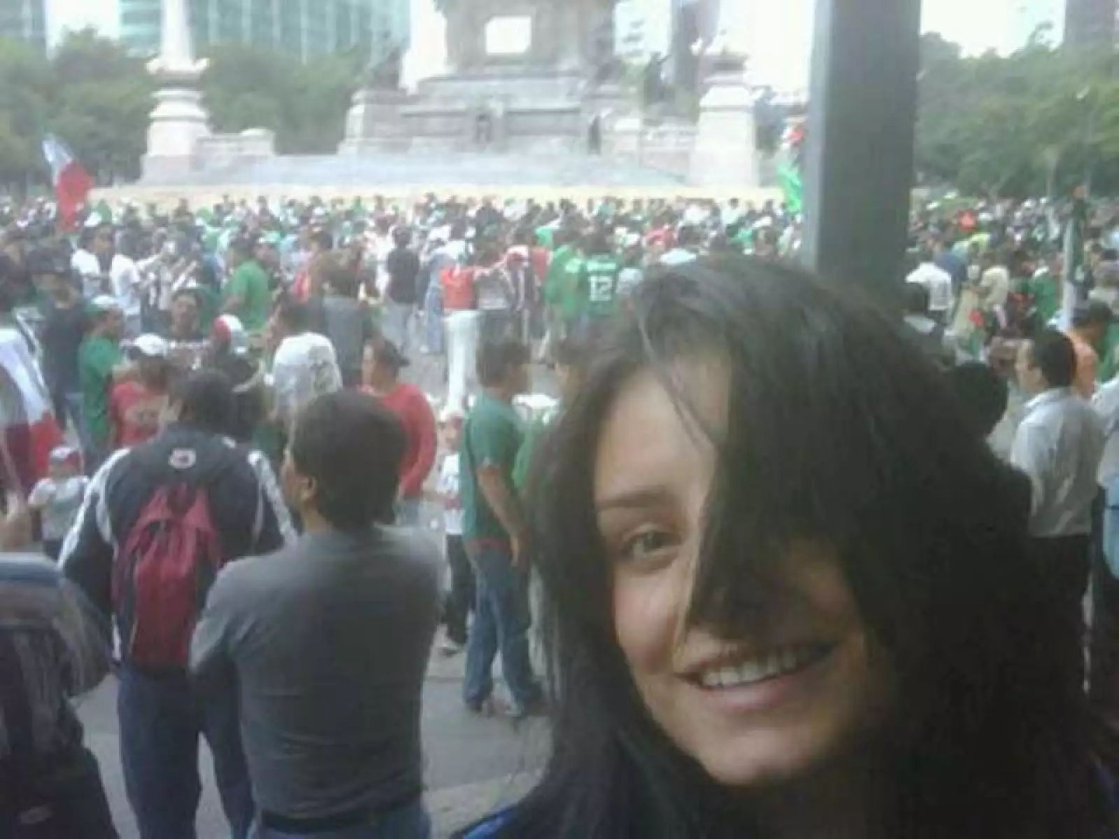 Aislinn Derbez se fue al Ángel a celebrar.