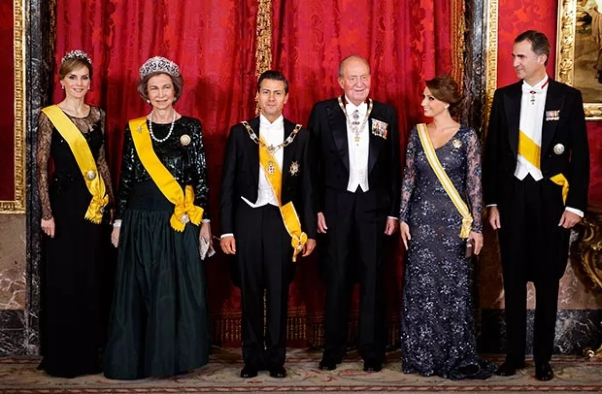 La familia real española ofreció esta cena de gala en honor al mandatario mexicano y su esposa.
