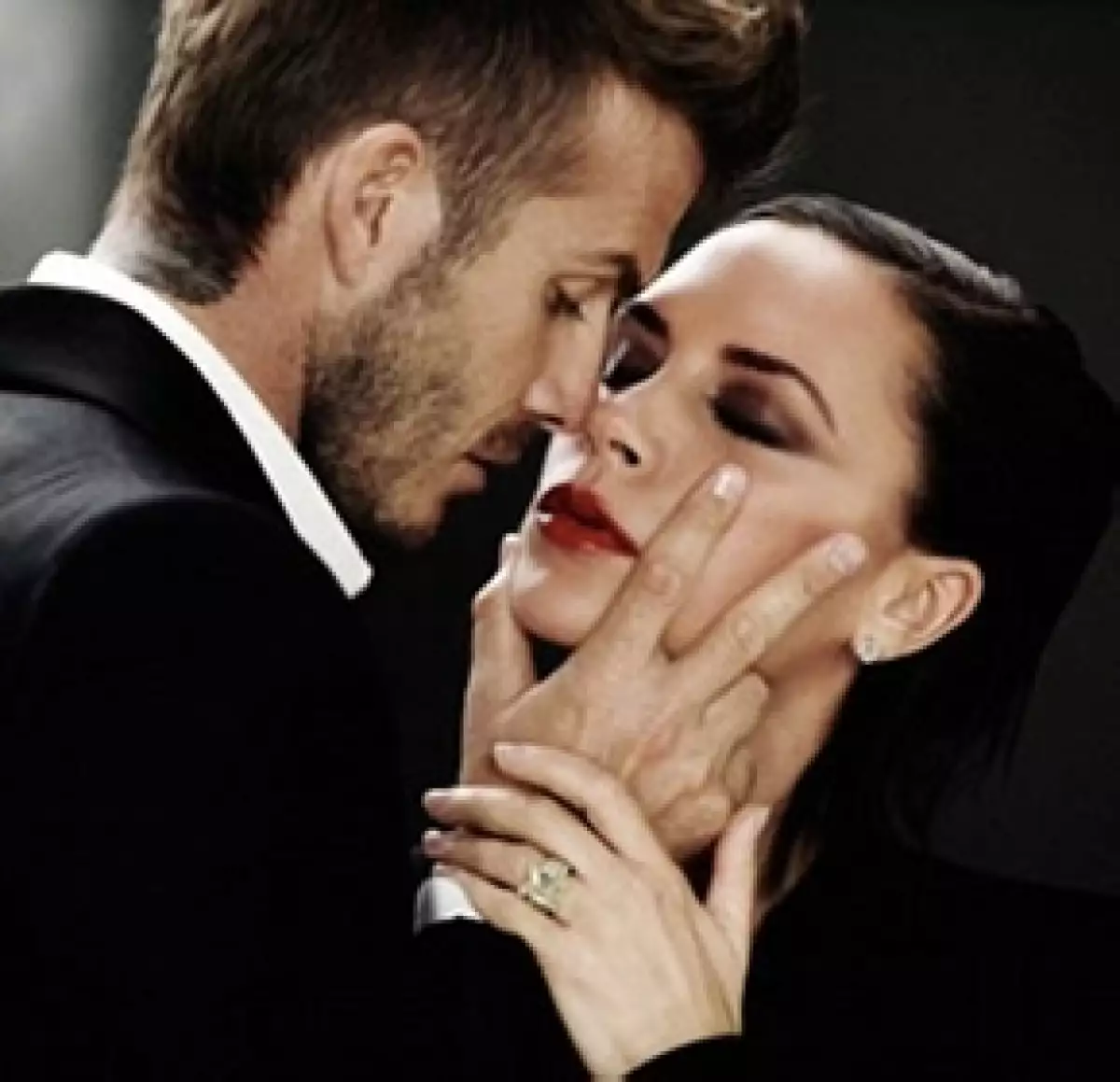David y Victoria grabaron el anuncio para `Intimately Beckham Yours´ y demostraron por qué son una de las parejas más sexys del medio.