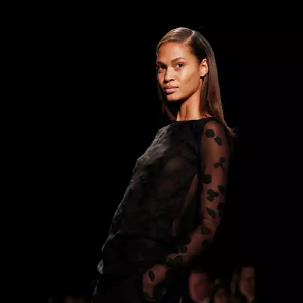 “Lució con fluidez y eso es bueno. Él es siempre minimalista pero (la colección) fue muy femenina y natural”, agregó la periodista.